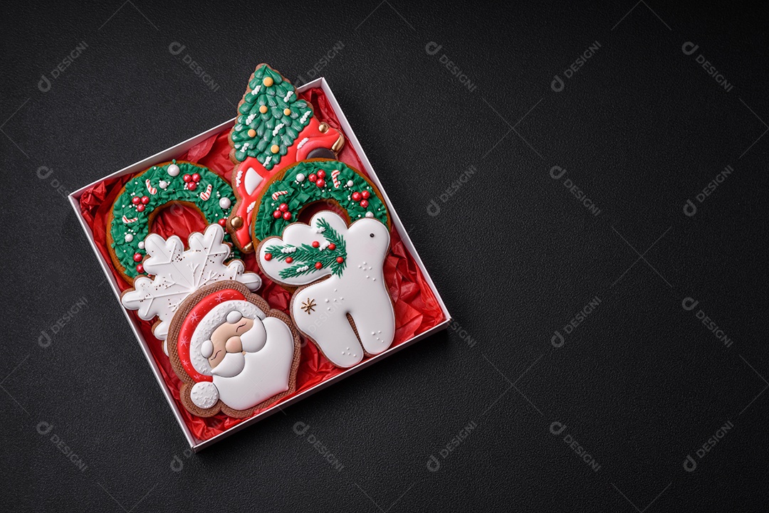 Biscoitos de gengibre frescos e deliciosos de Natal