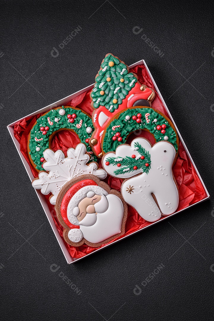 Biscoitos de gengibre frescos e deliciosos de Natal