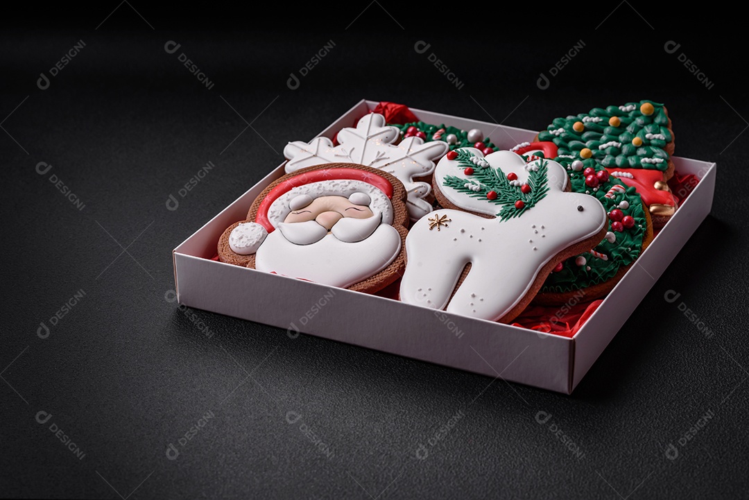 Biscoitos de gengibre frescos e deliciosos de Natal