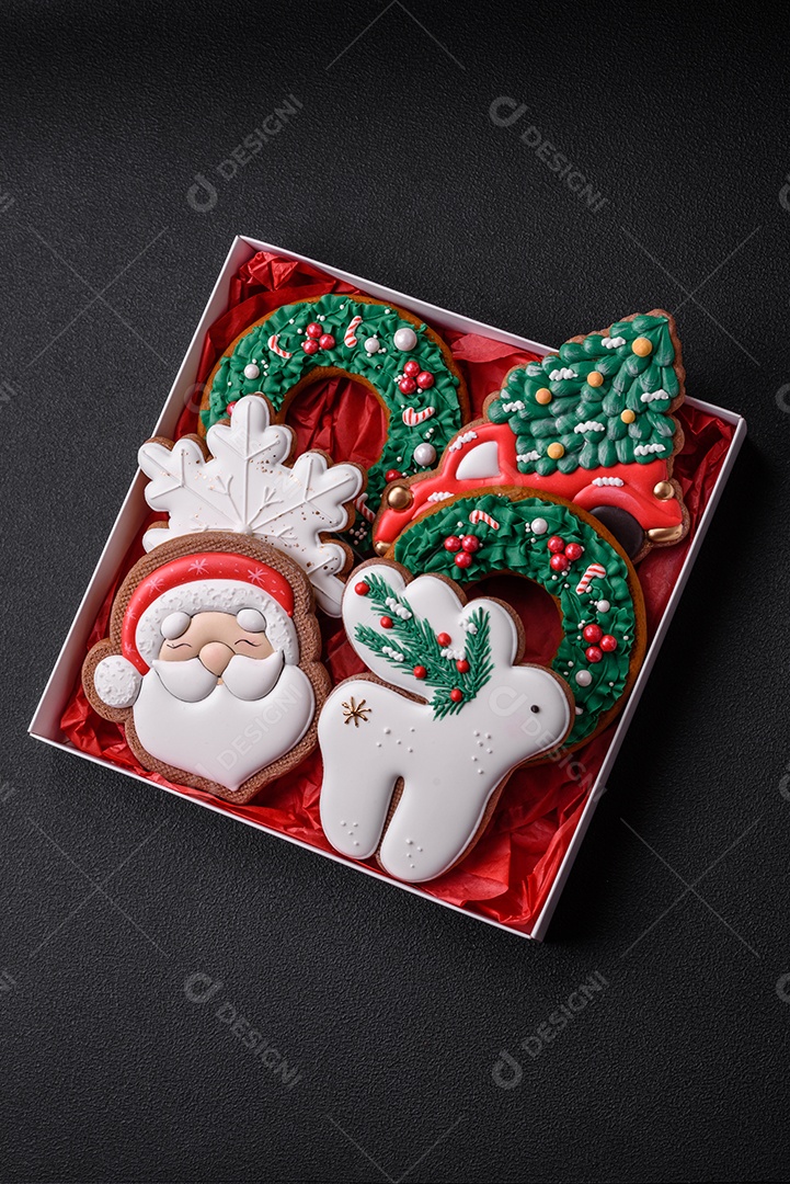 Biscoitos de gengibre frescos e deliciosos de Natal