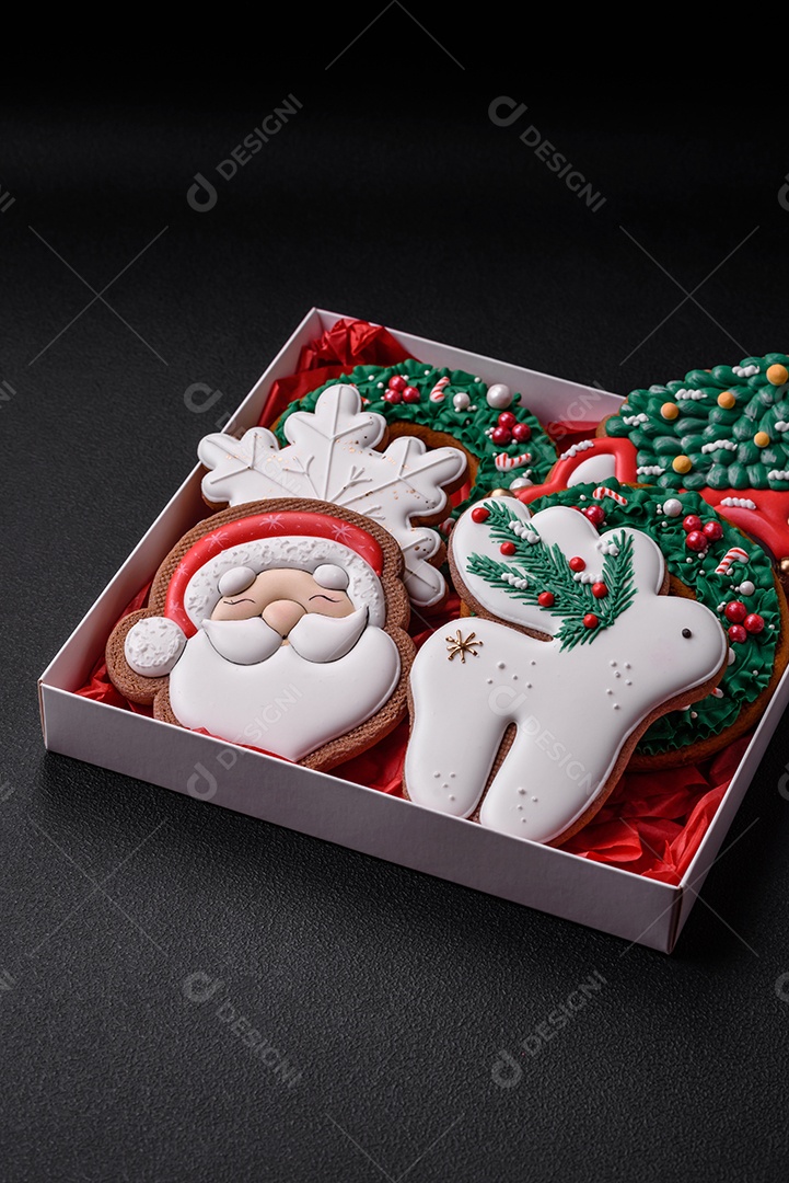 Biscoitos de gengibre frescos e deliciosos de Natal