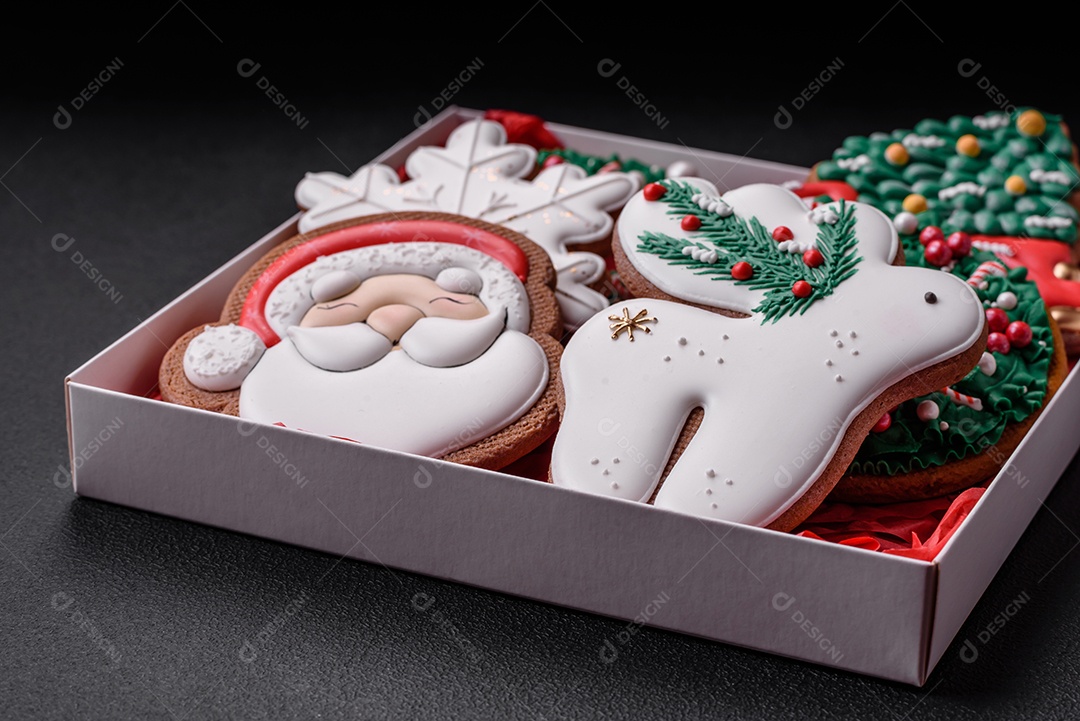 Biscoitos de gengibre frescos e deliciosos de Natal