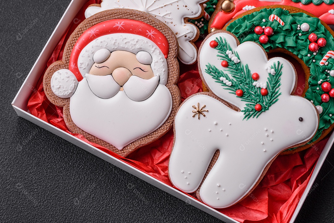 Biscoitos de gengibre frescos e deliciosos de Natal