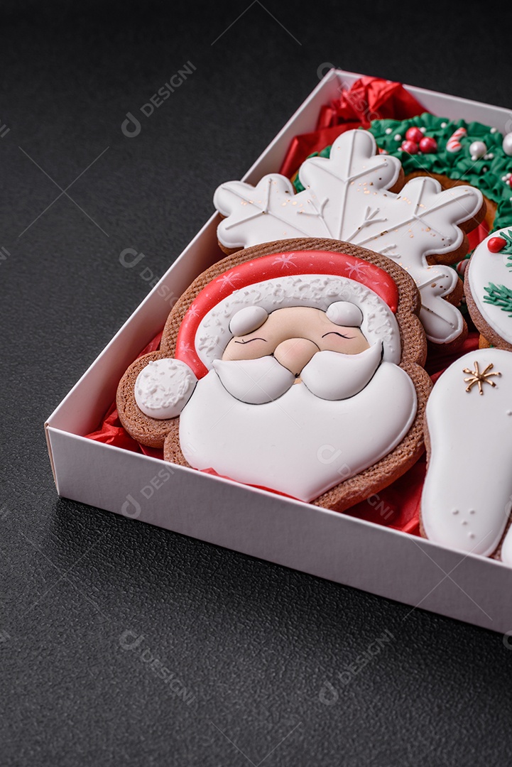 Biscoitos de gengibre frescos e deliciosos de Natal