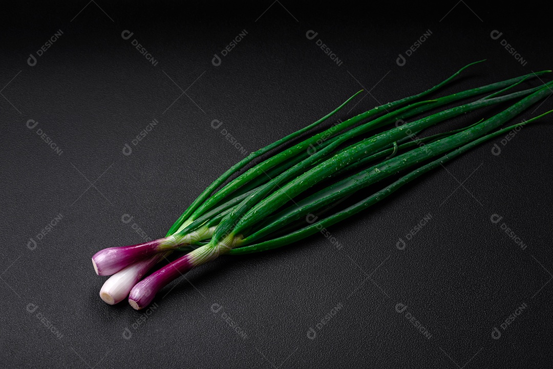 Cebolas verdes frescas para cozinhar