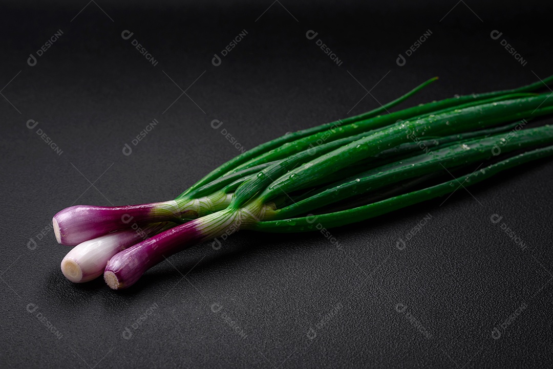 Cebolas verdes frescas para cozinhar