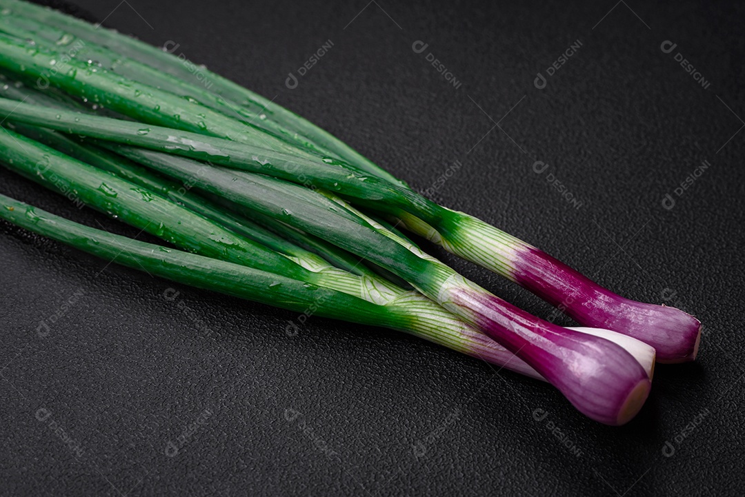 Cebolas verdes frescas para cozinhar