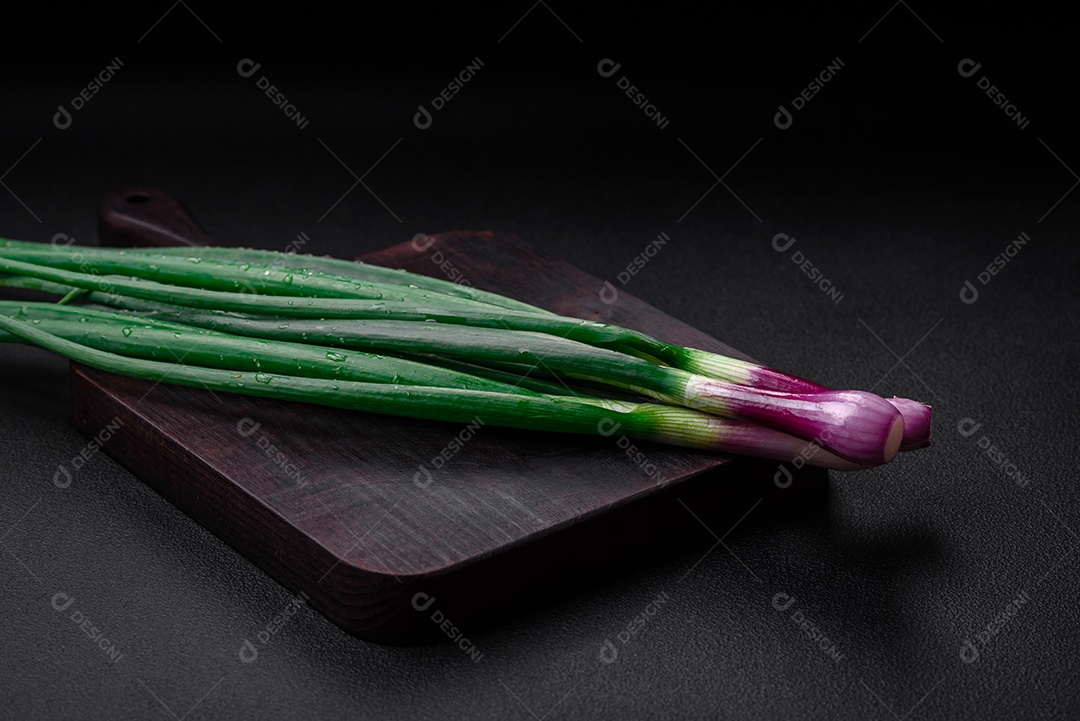 Cebolas verdes frescas para cozinhar