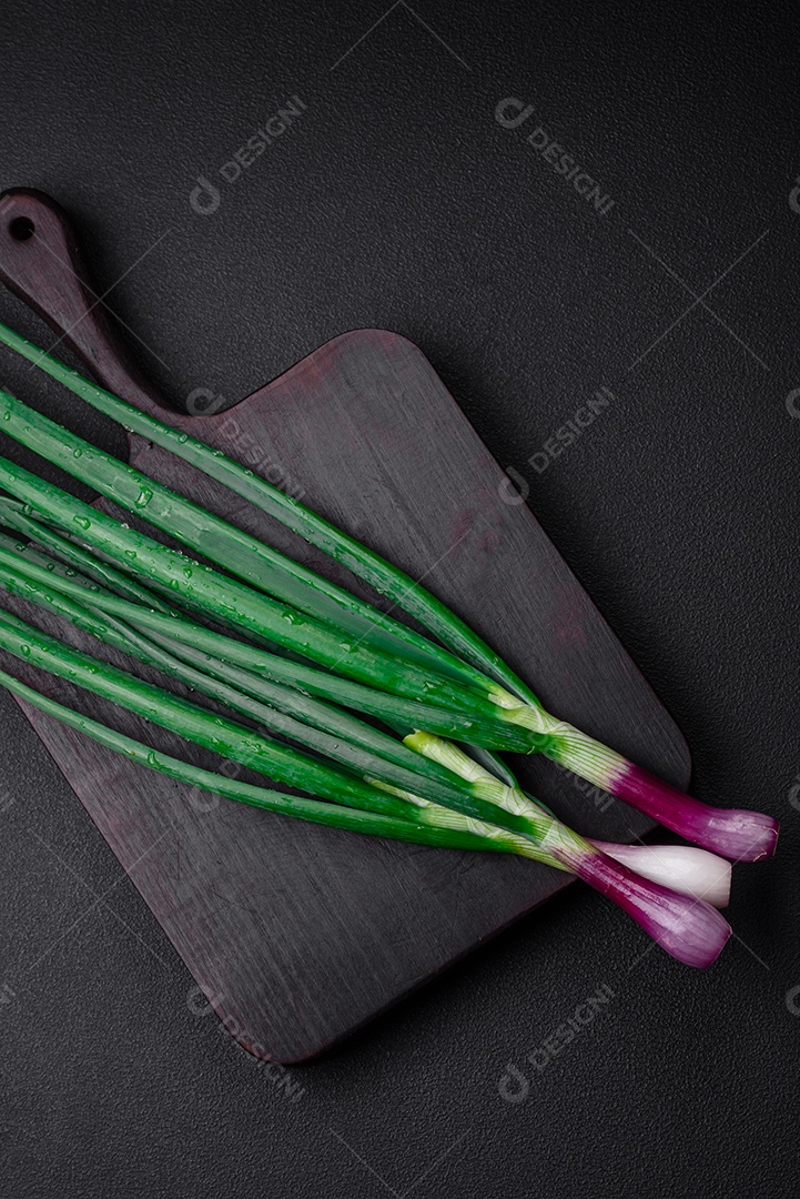 Cebolas verdes frescas para cozinhar