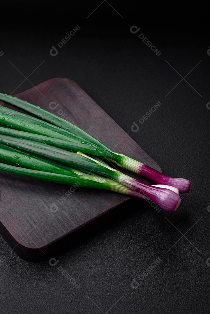 Cebolas verdes frescas para cozinhar