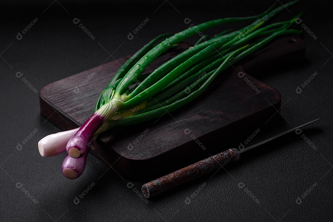 Cebolas verdes frescas para cozinhar