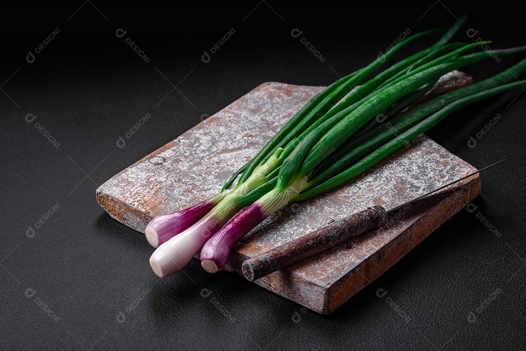Cebolas verdes frescas para cozinhar