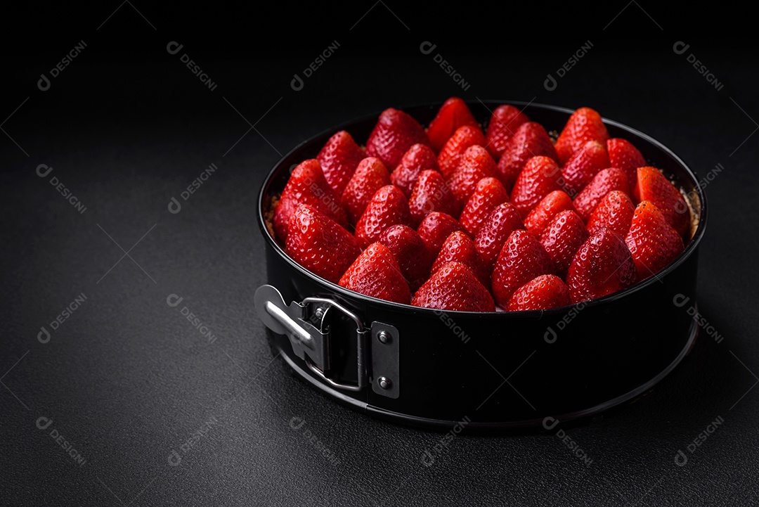 Delicioso bolo doce ou cheesecake com queijo mascarpone e morangos