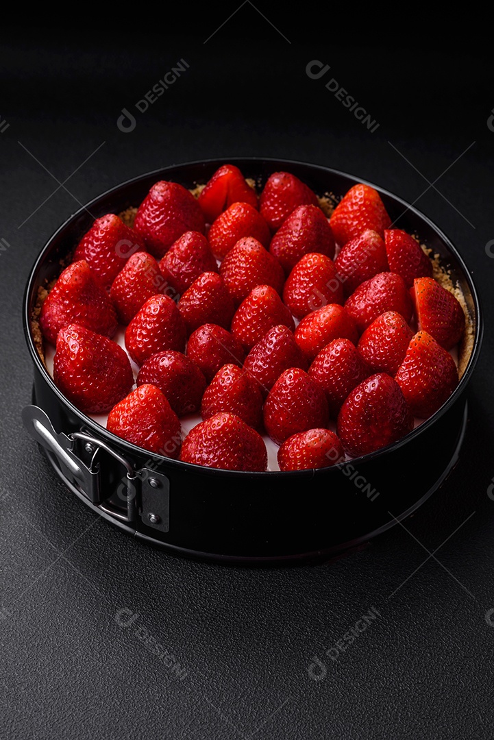 Delicioso bolo doce ou cheesecake com queijo mascarpone e morangos