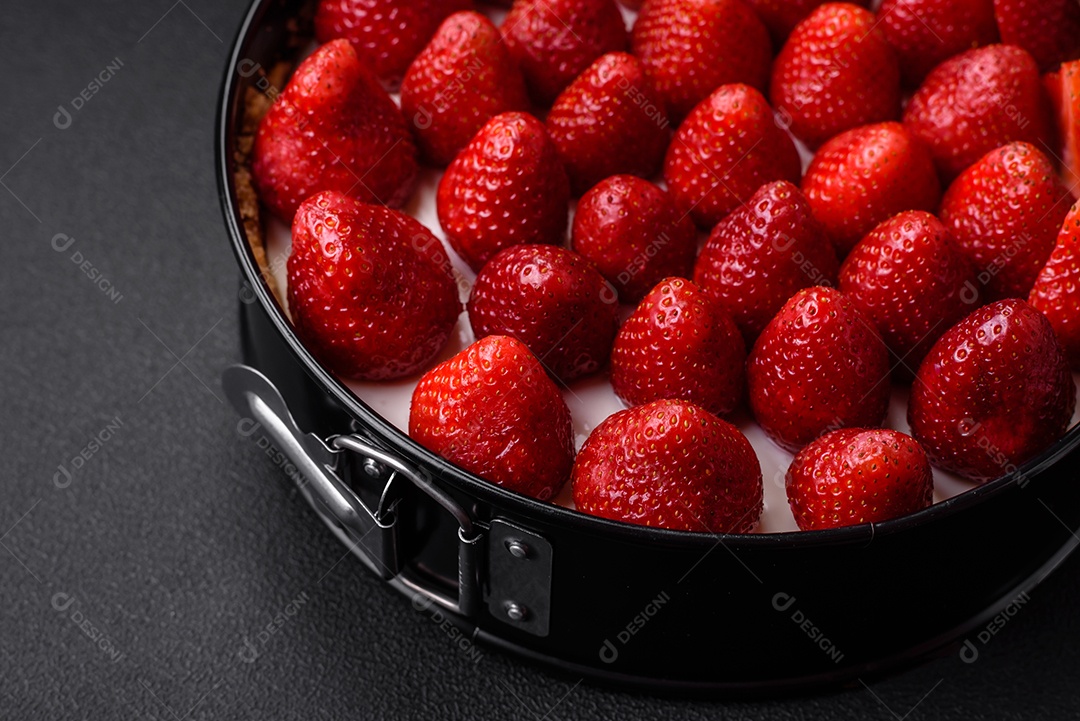 Delicioso bolo doce ou cheesecake com queijo mascarpone e morangos