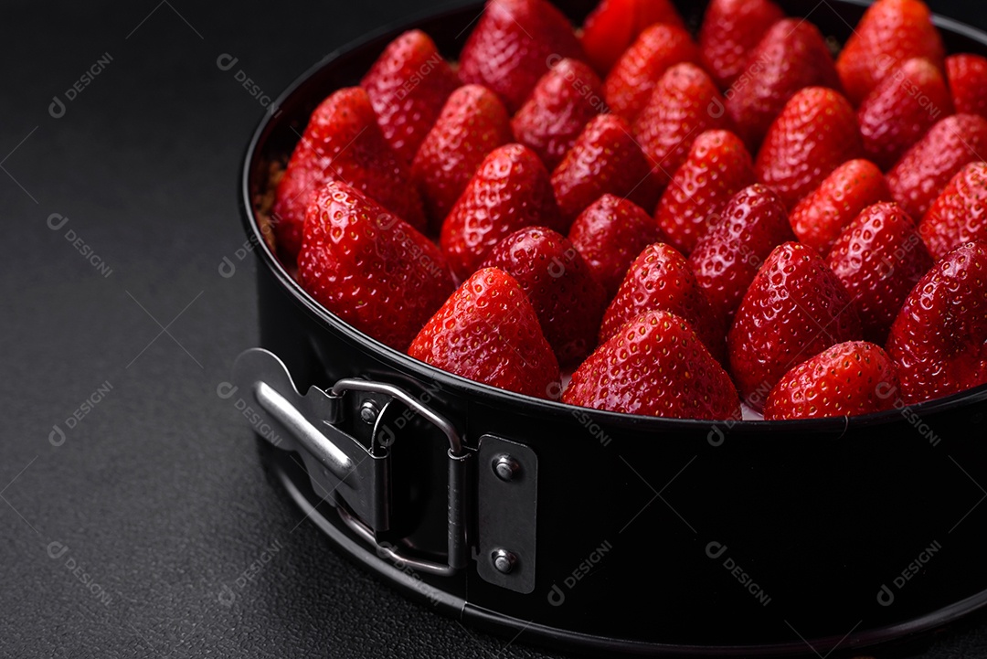 Delicioso bolo doce ou cheesecake com queijo mascarpone e morangos