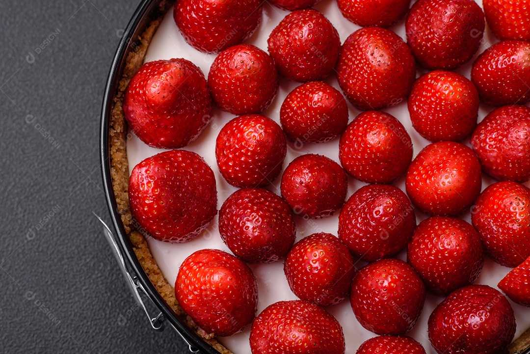 Delicioso bolo doce ou cheesecake com queijo mascarpone e morangos