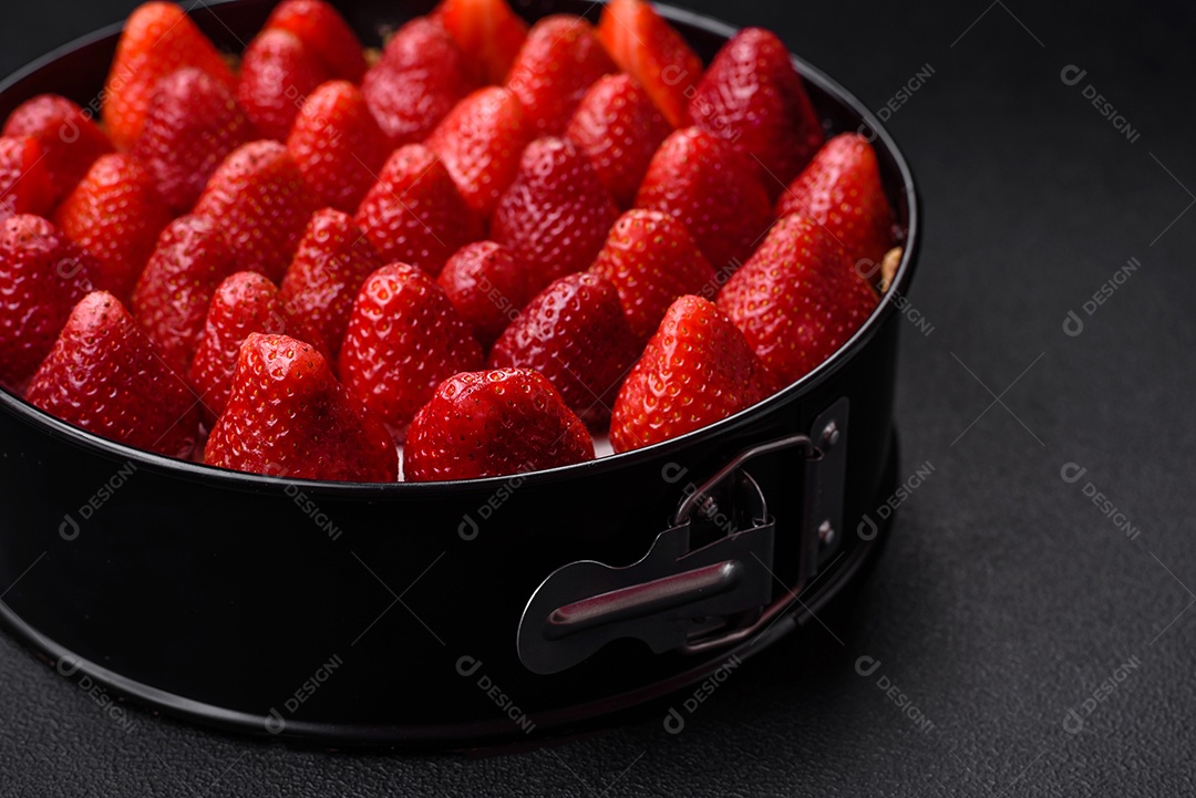 Delicioso bolo doce ou cheesecake com queijo mascarpone e morangos sobre um fundo escuro de concreto