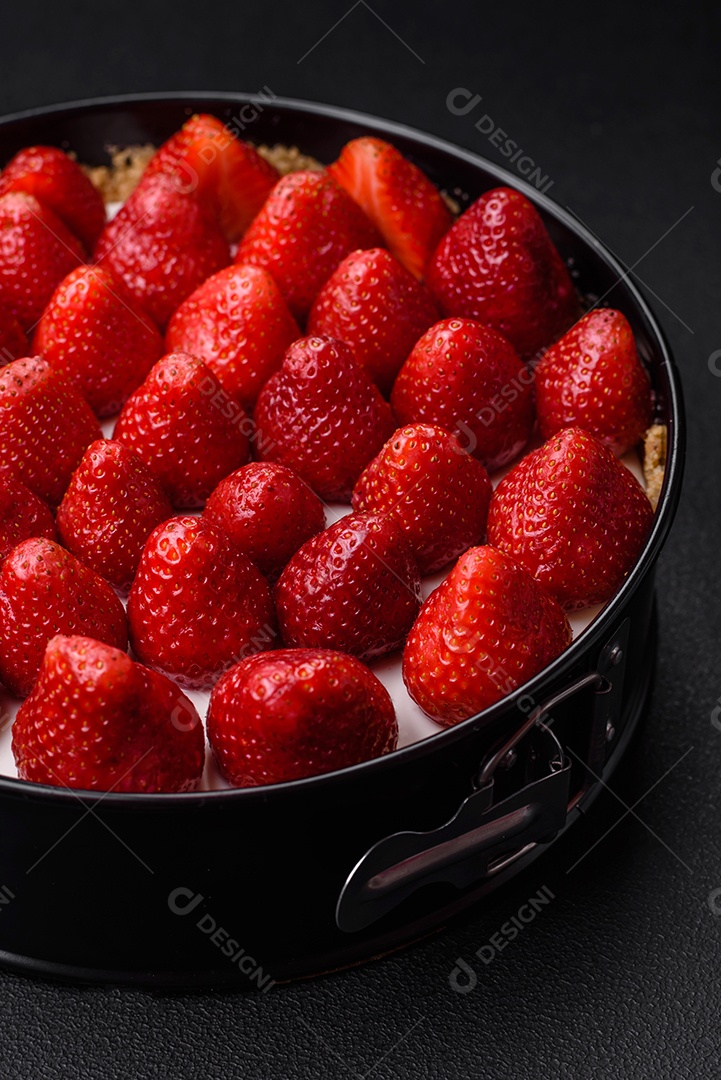 Delicioso bolo doce ou cheesecake com queijo mascarpone e morangos sobre um fundo escuro de concreto