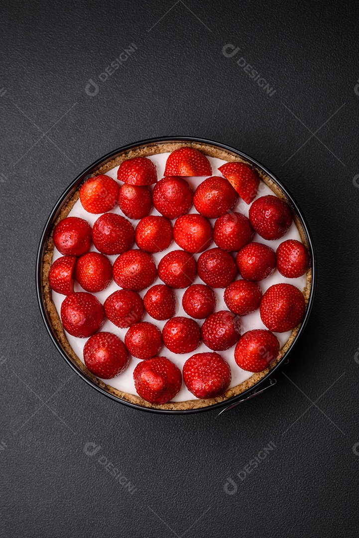 Delicioso bolo doce ou cheesecake com queijo mascarpone e morangos sobre um fundo escuro de concreto