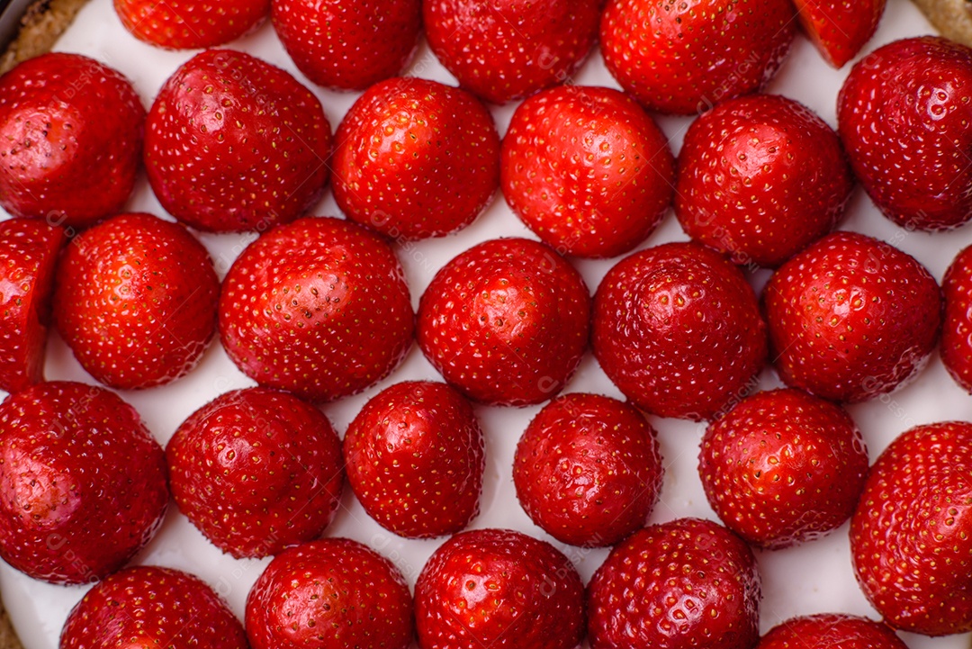 Delicioso bolo doce ou cheesecake com queijo mascarpone e morangos sobre um fundo escuro de concreto