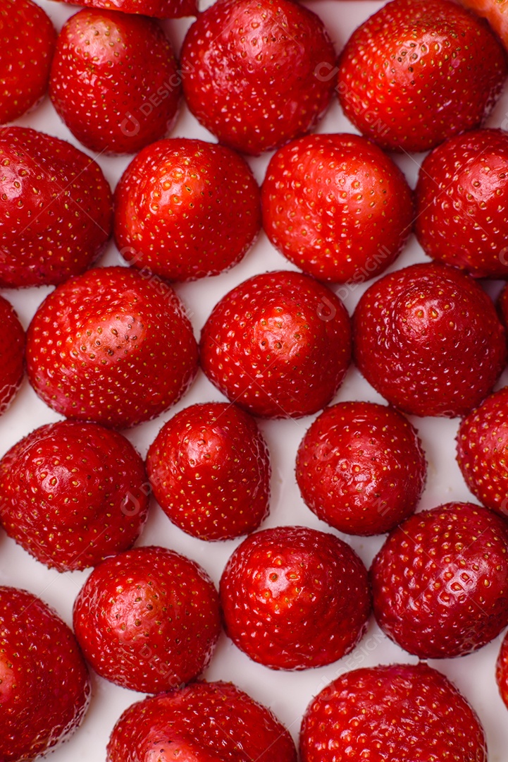 Delicioso bolo doce ou cheesecake com queijo mascarpone e morangos sobre um fundo escuro de concreto