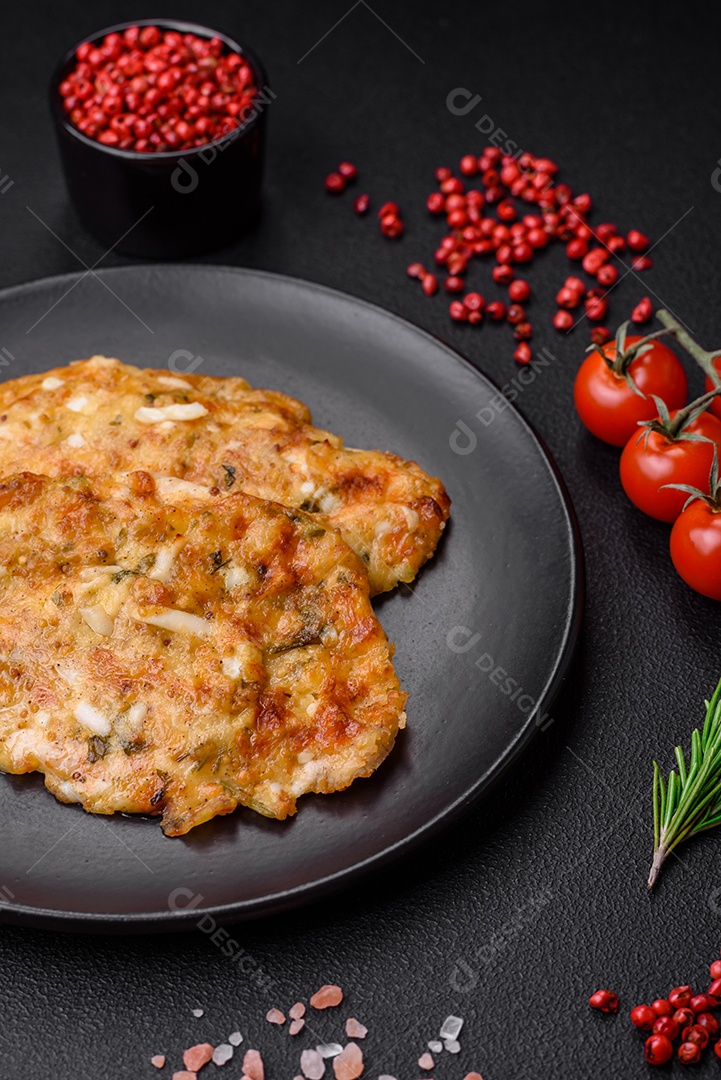 Delicioso peito de frango frito em massa com mostarda, sal, especiarias e queijo sobre fundo escuro de concreto