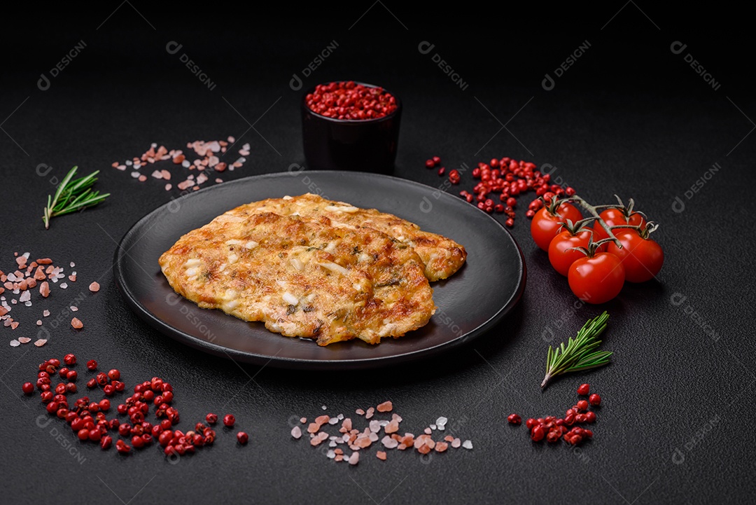 Delicioso peito de frango frito em massa com mostarda, sal, especiarias e queijo sobre fundo escuro de concreto