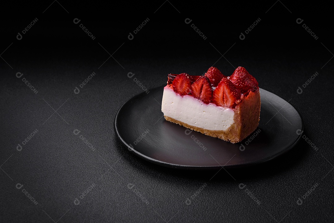 Delicioso cheesecake fresco com morangos, xarope e queijo mascarpone sobre um fundo de concreto texturizado