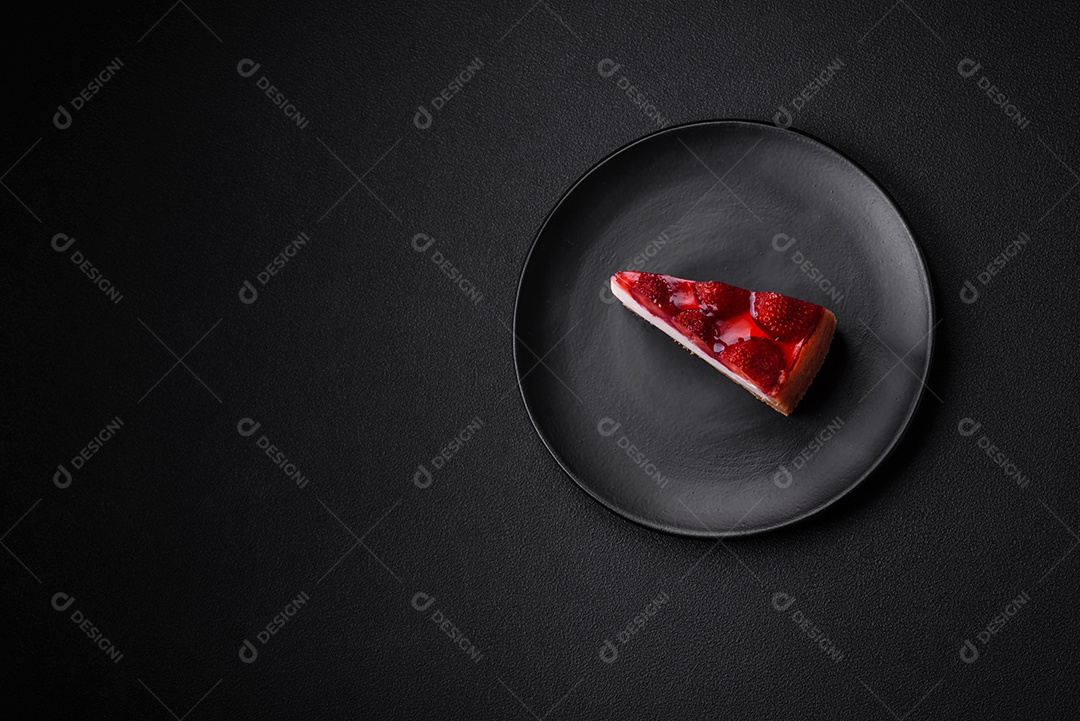 Delicioso cheesecake fresco com morangos, xarope e queijo mascarpone sobre um fundo de concreto texturizado