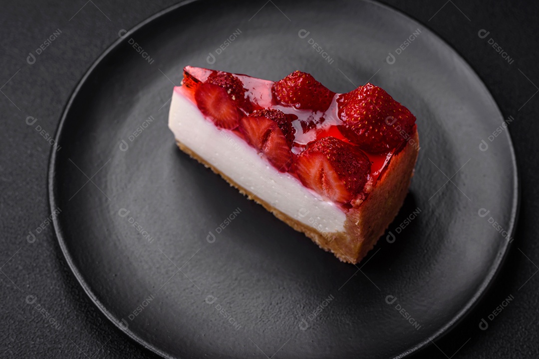 Delicioso cheesecake fresco com morangos, xarope e queijo mascarpone sobre um fundo de concreto texturizado