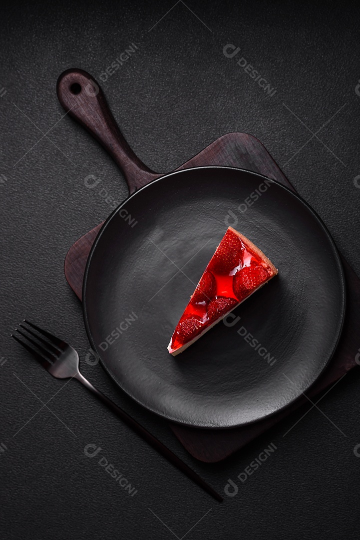 Delicioso cheesecake fresco com morangos