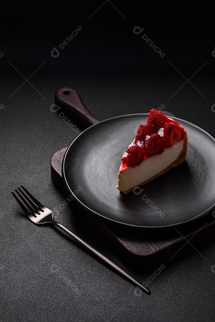 Delicioso cheesecake fresco com morangos