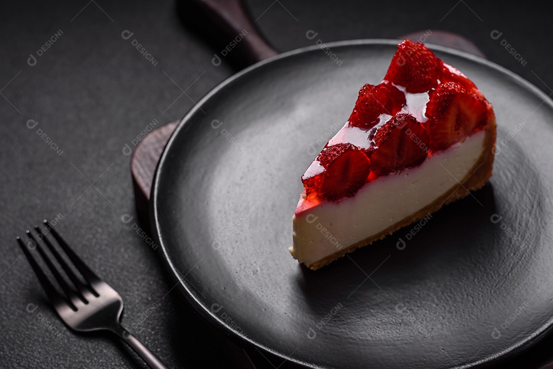 Delicioso cheesecake fresco com morangos