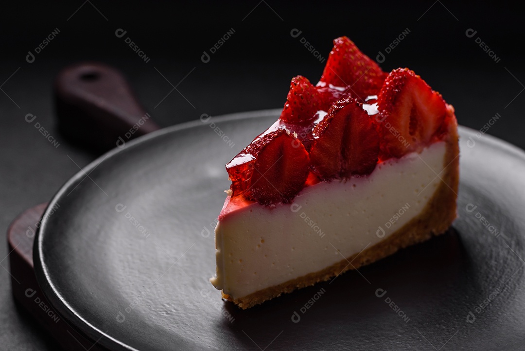 Delicioso cheesecake fresco com morangos