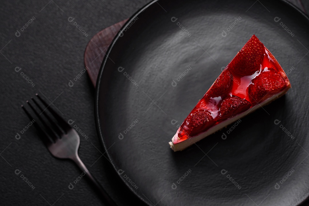 Delicioso cheesecake fresco com morangos