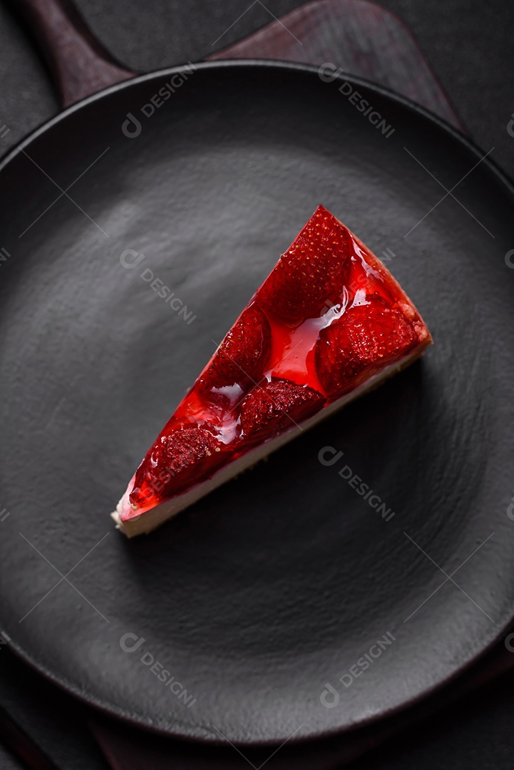 Delicioso cheesecake fresco com morangos