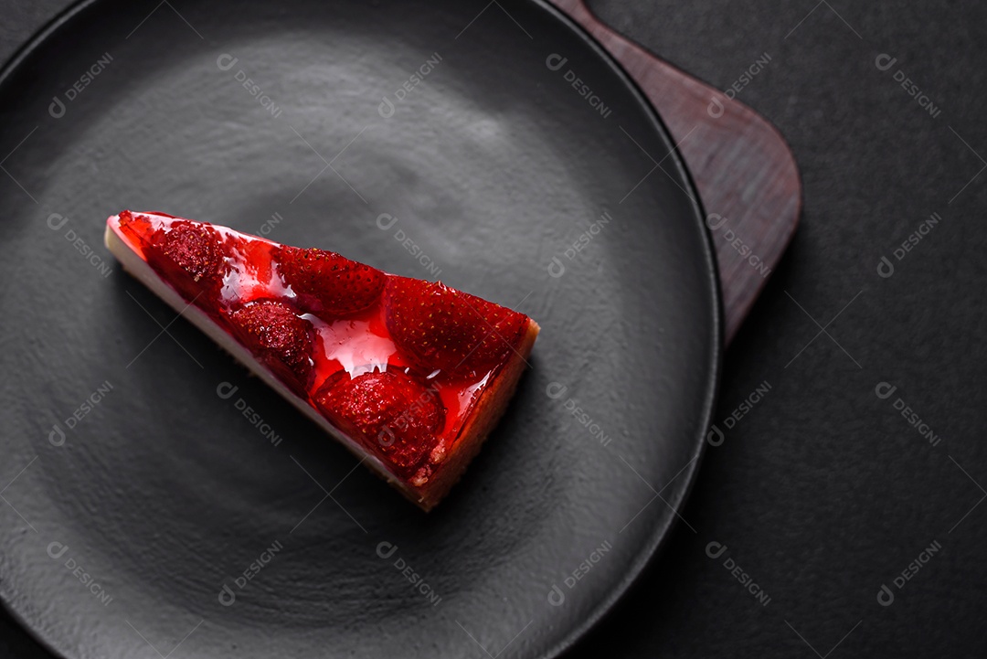 Delicioso cheesecake fresco com morangos