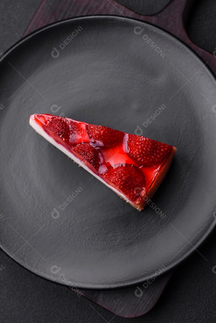 Delicioso cheesecake fresco com morangos