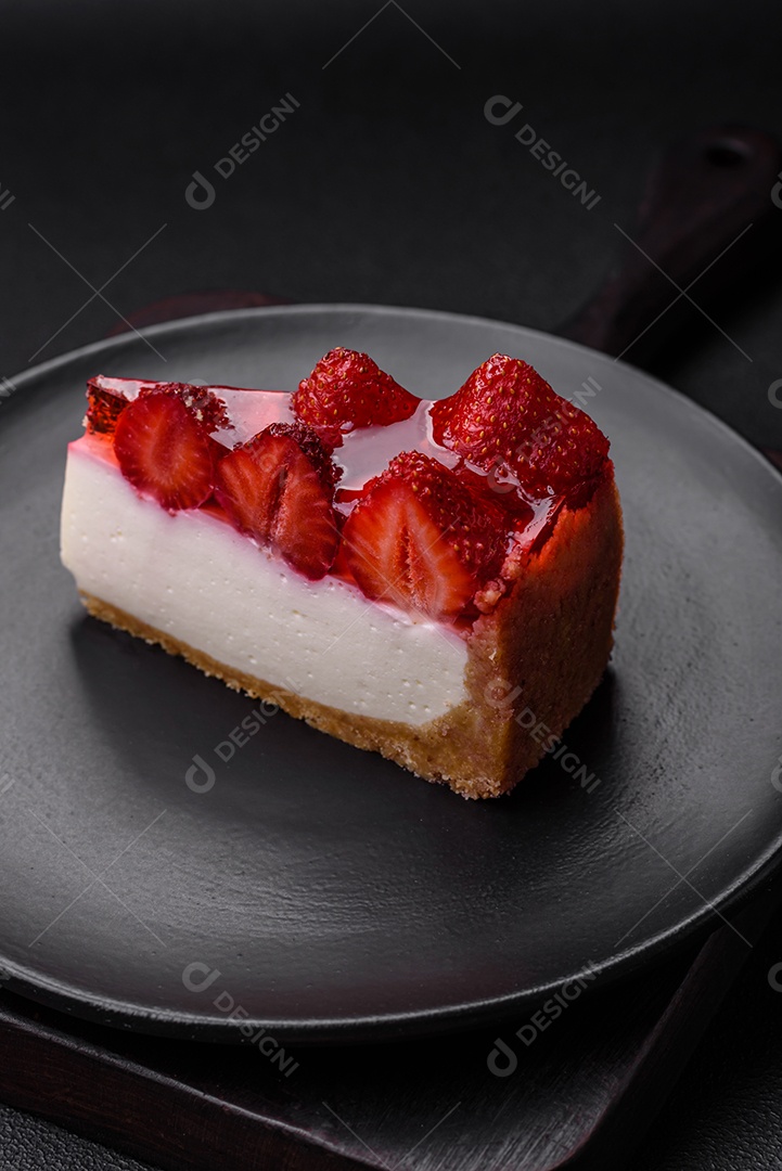 Delicioso cheesecake fresco com morangos