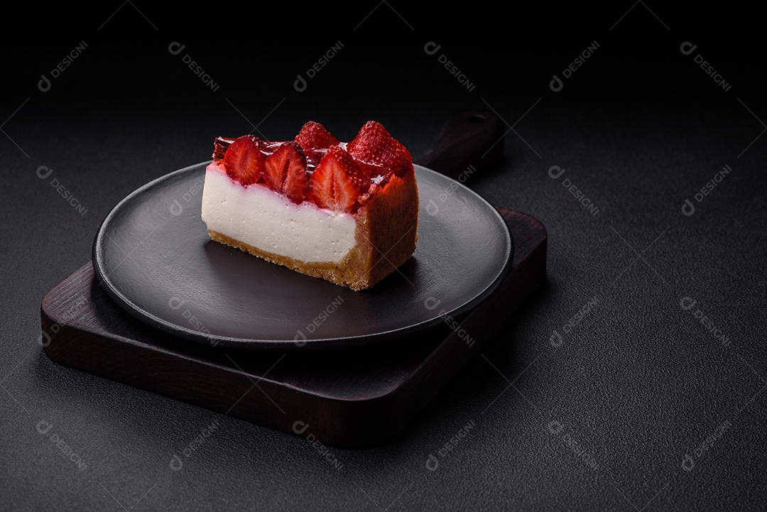 Delicioso cheesecake fresco com morangos, xarope e queijo mascarpone sobre um fundo de concreto texturizado