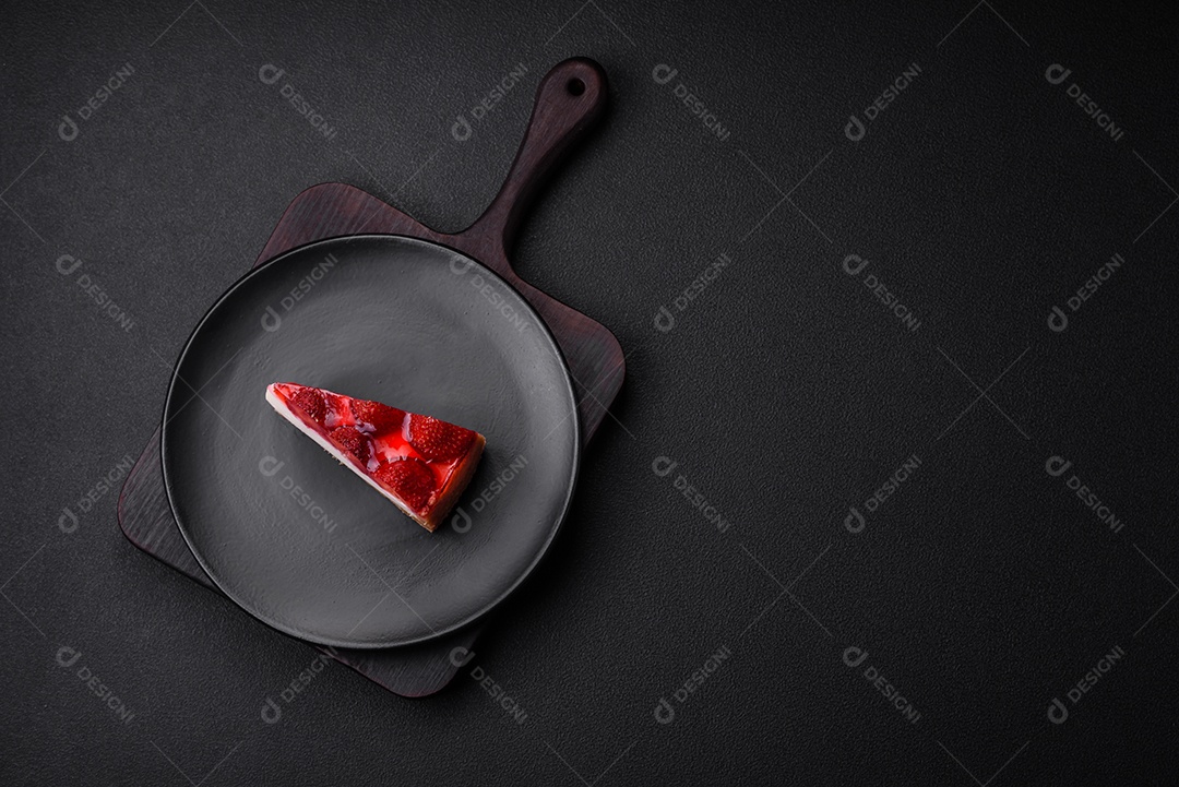 Delicioso cheesecake fresco com morangos