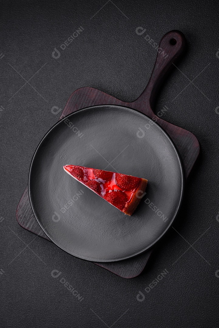 Delicioso cheesecake fresco com morangos