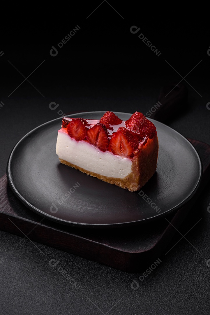Delicioso cheesecake fresco com morangos