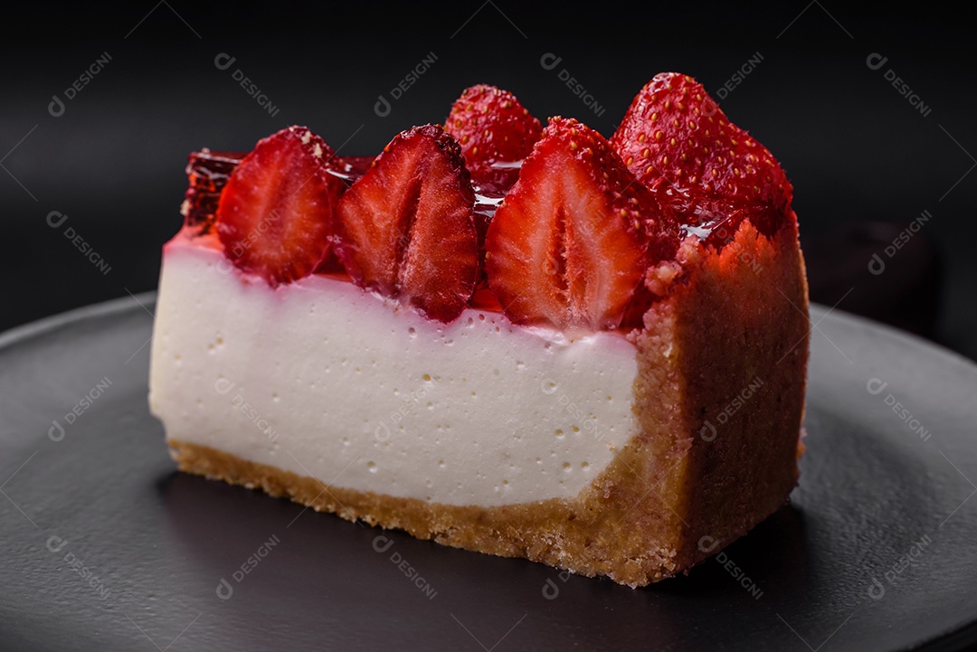 Delicioso cheesecake fresco com morangos