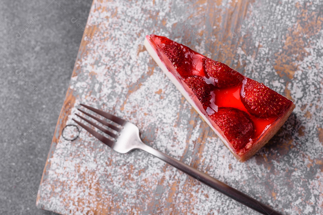 Delicioso cheesecake fresco com morangos