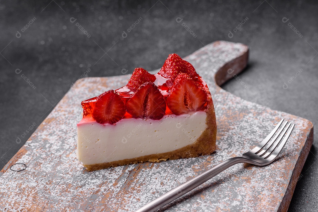 Delicioso cheesecake fresco com morangos