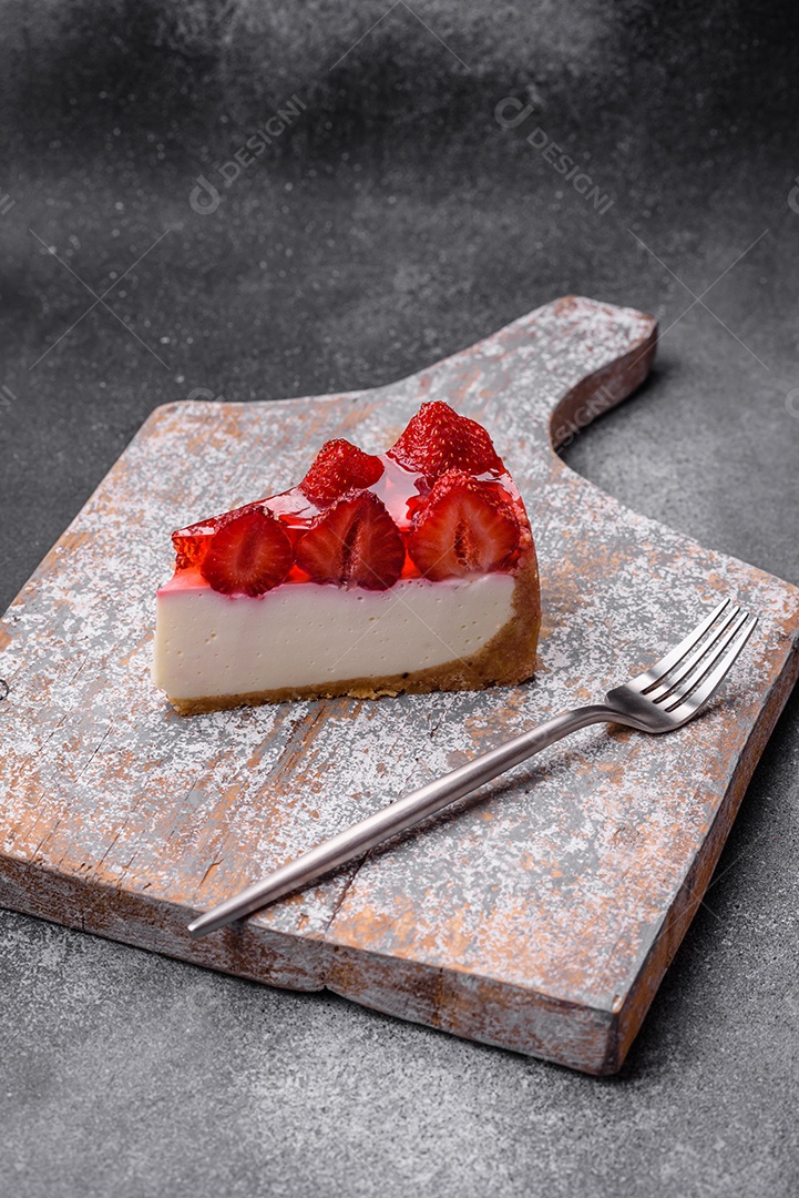 Delicioso cheesecake fresco com morangos