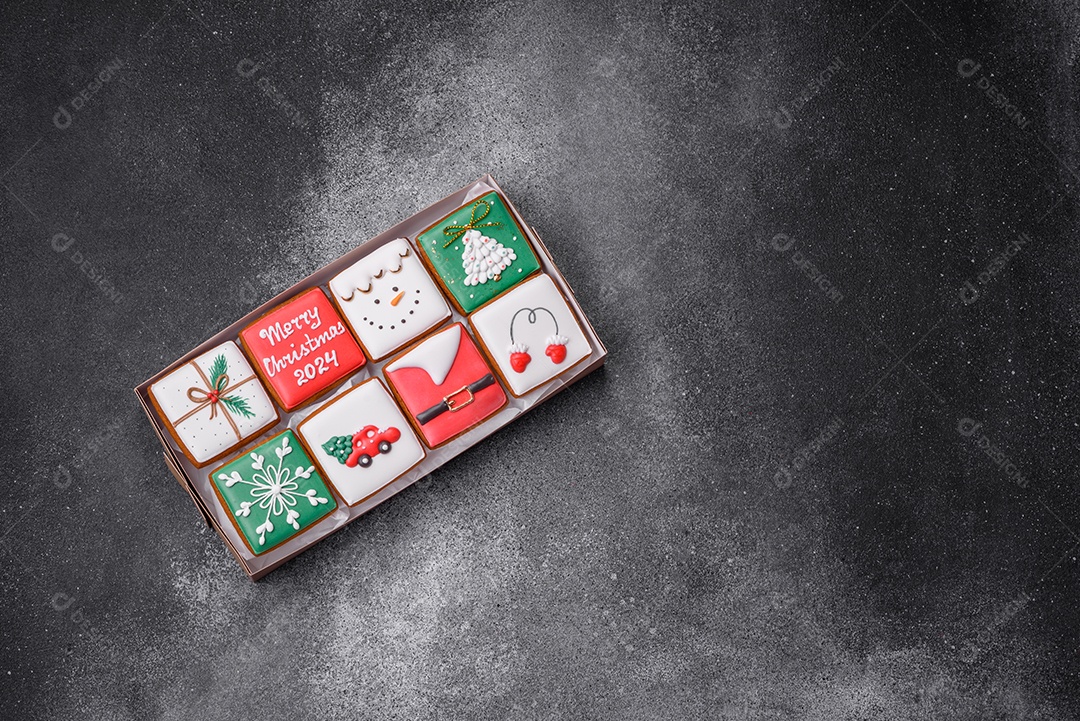 Lindos biscoitos de gengibre de Natal coloridos