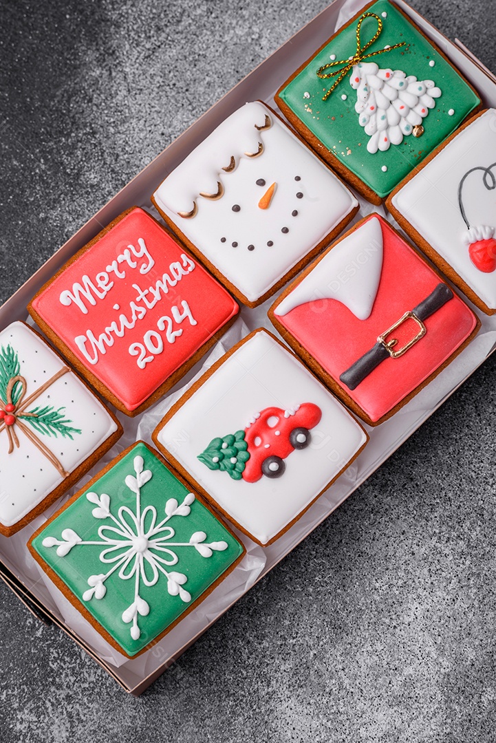 Lindos biscoitos de gengibre de Natal coloridos